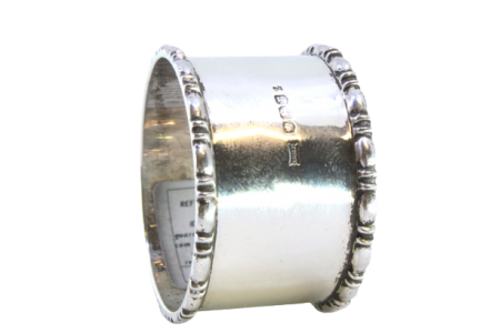  Argola de guardanapo em prata com frisos relevados e aplicações.